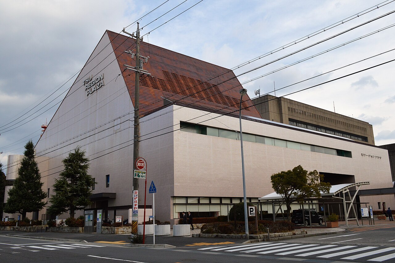津リージョンプラザの側面外観