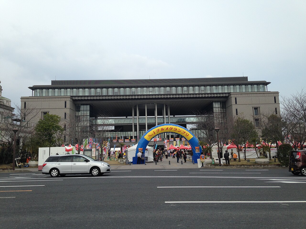 かごしま県民交流センターの正面とイベント広場