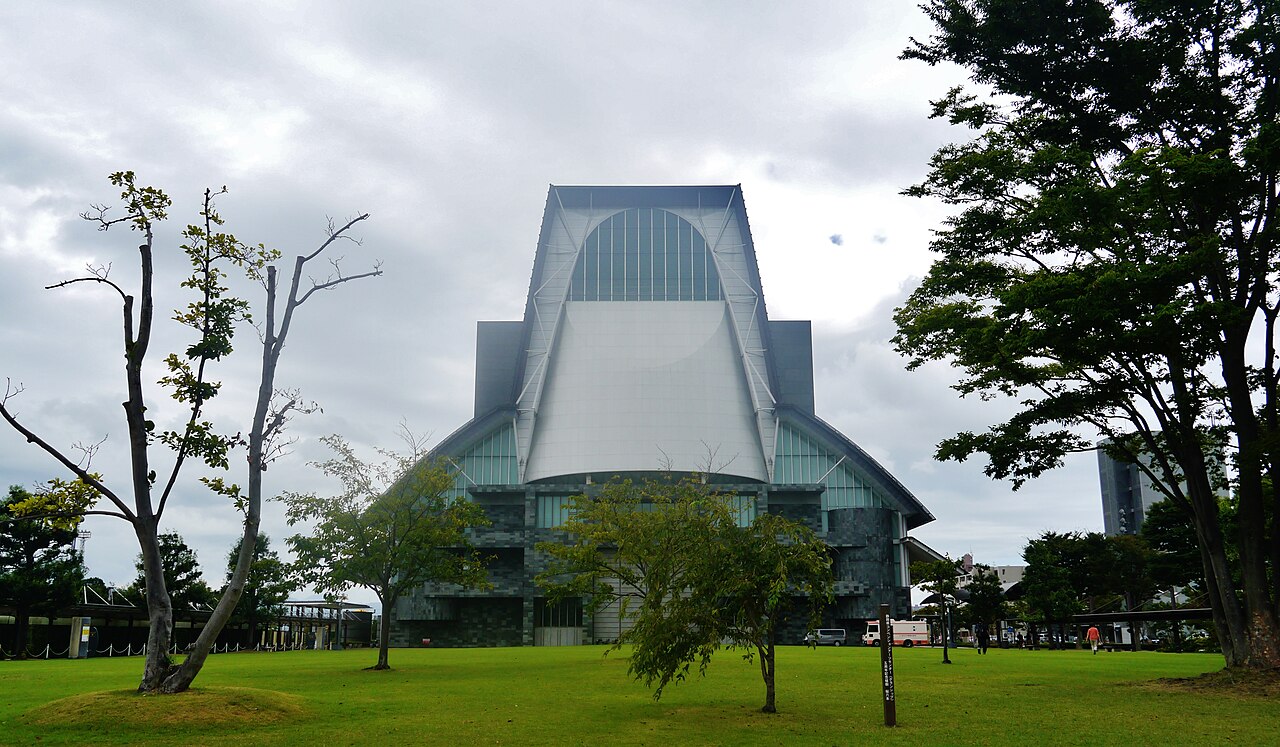 グランシップの展示棟と前庭