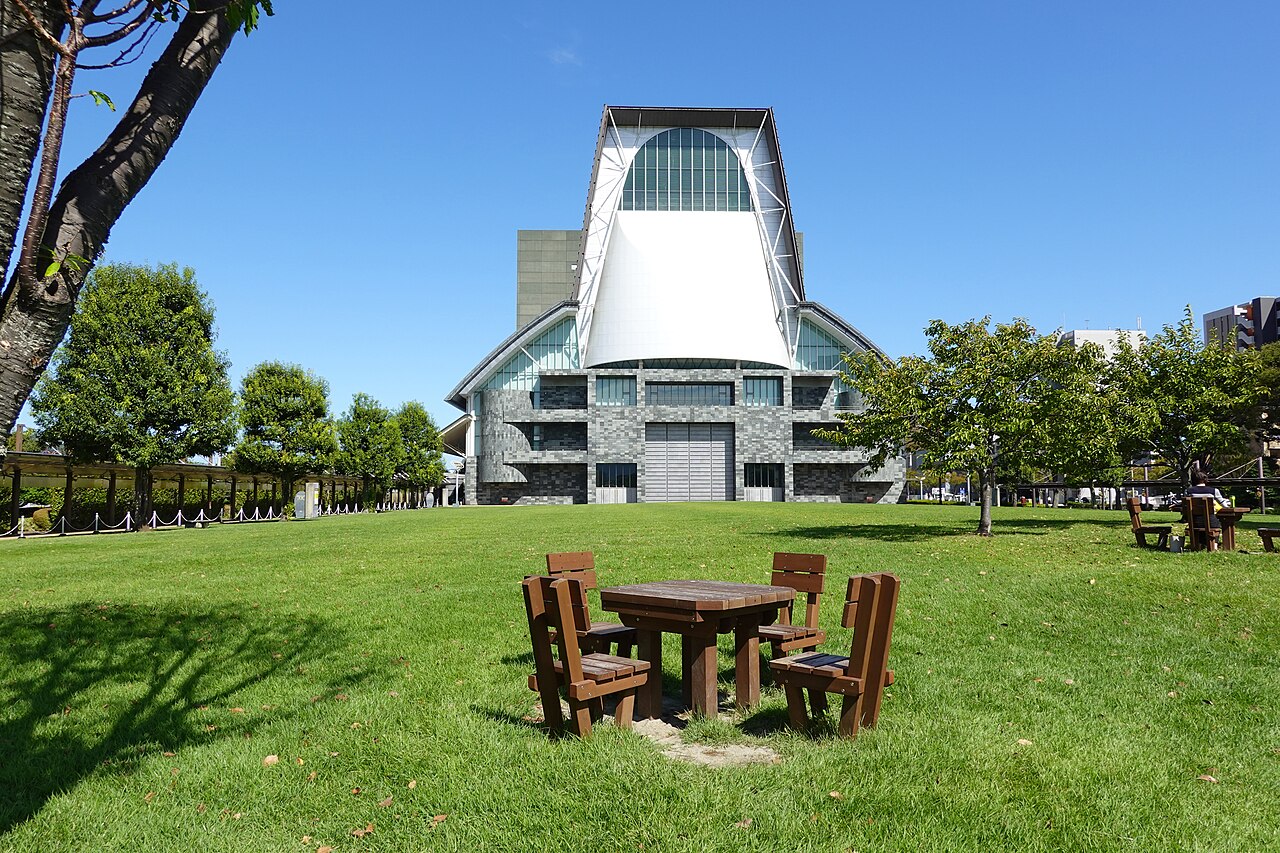 公園側から見たグランシップ