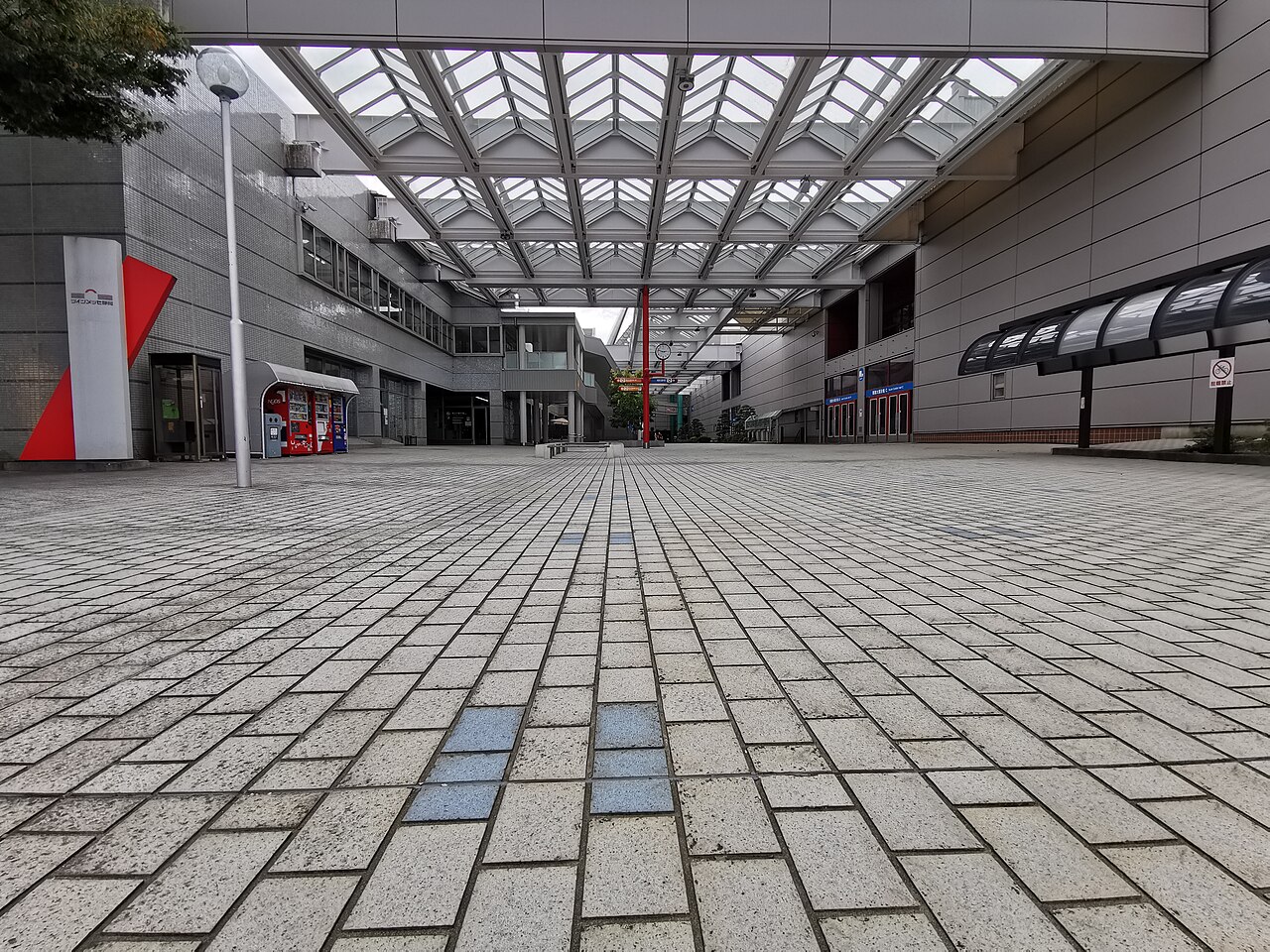ツインメッセ静岡の屋根付き前面広場