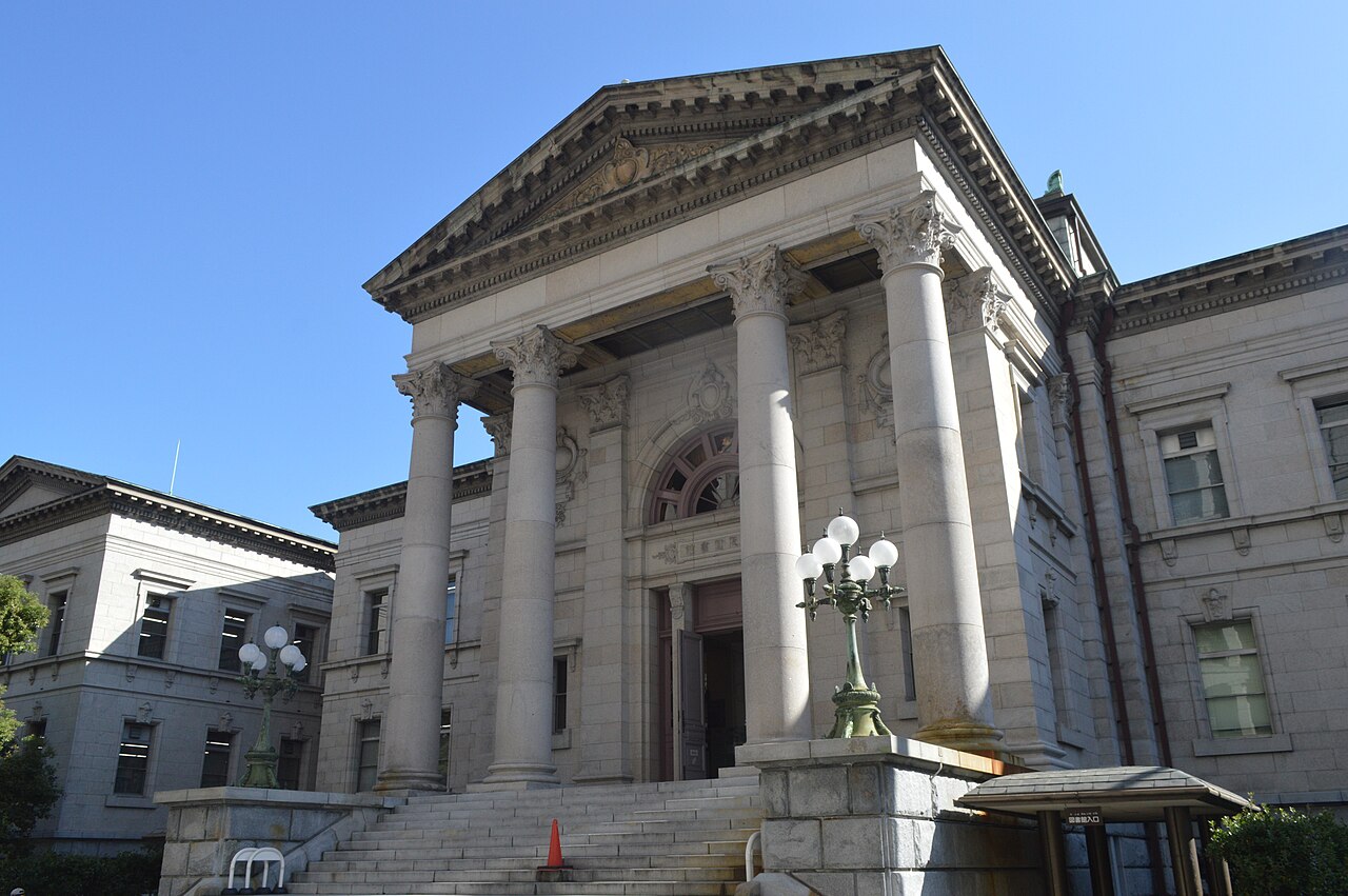 大阪府立中之島図書館の正面ポーチ