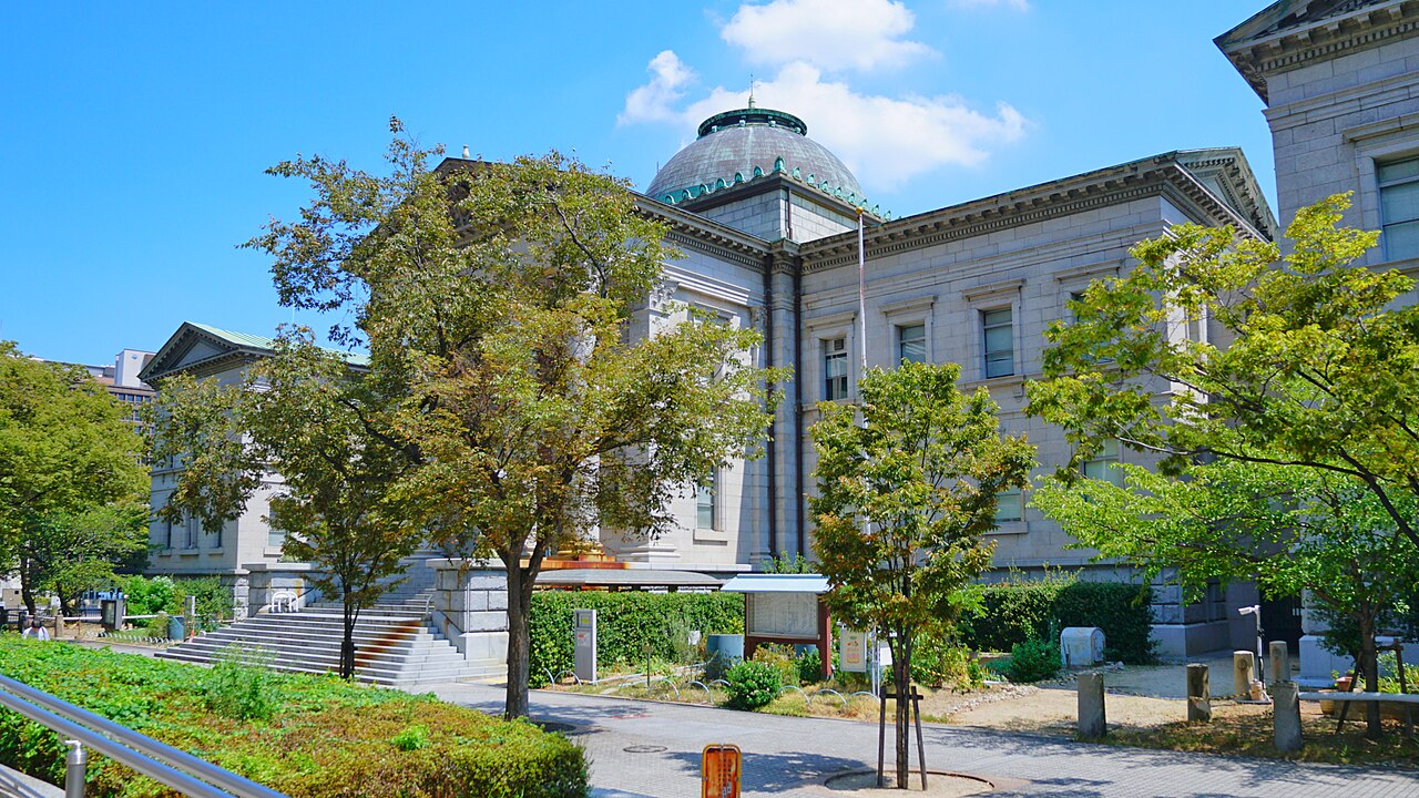 大阪府立中之島図書館の外観とドーム