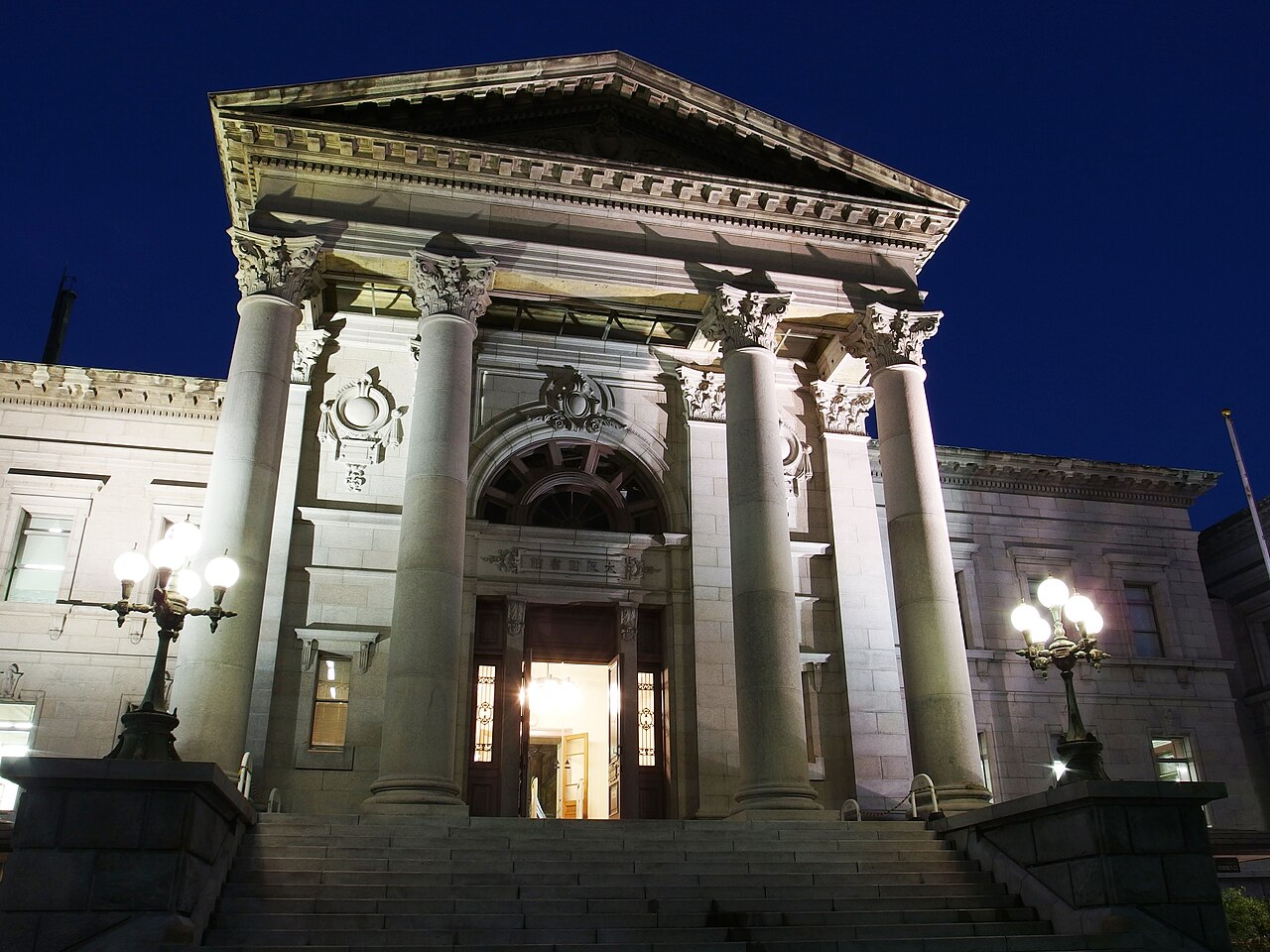 夜の大阪府立中之島図書館正面