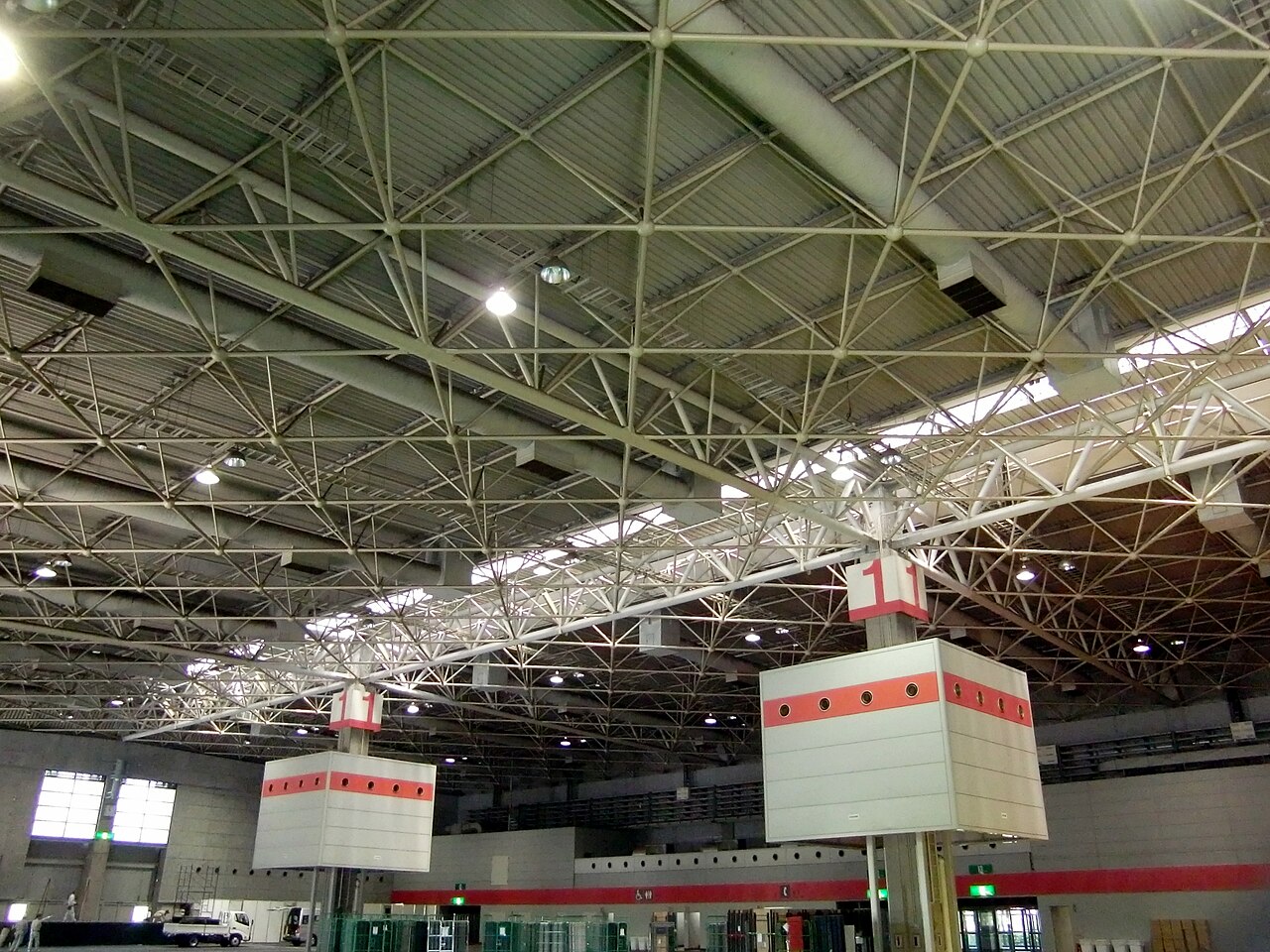 インテックス大阪の展示ホール1内部