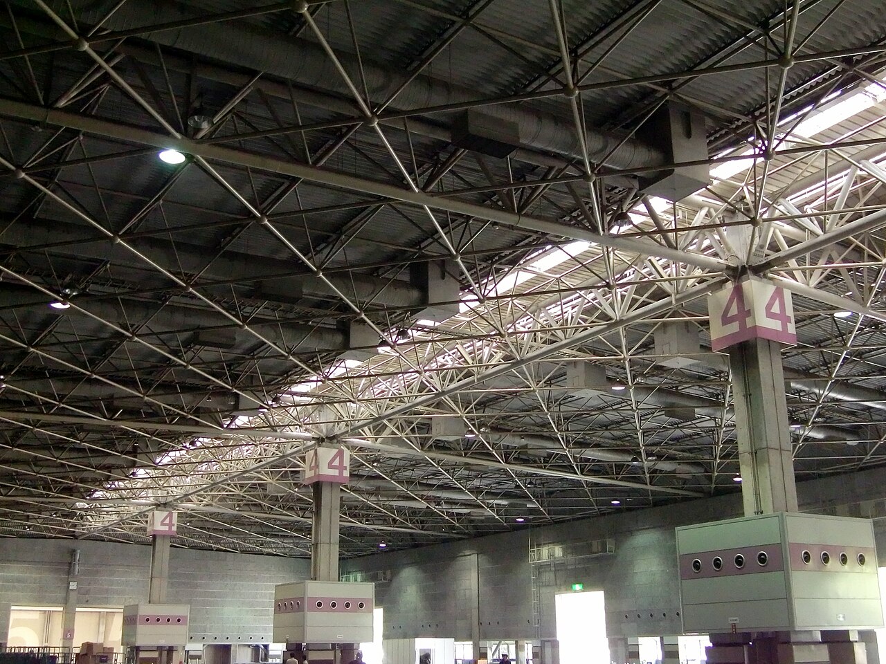 インテックス大阪の展示ホール4内部