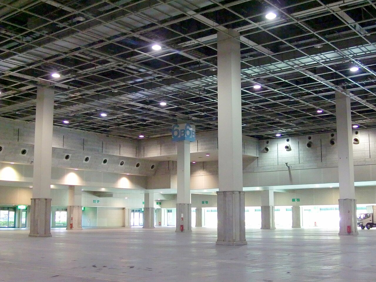 インテックス大阪の展示ホール6内部