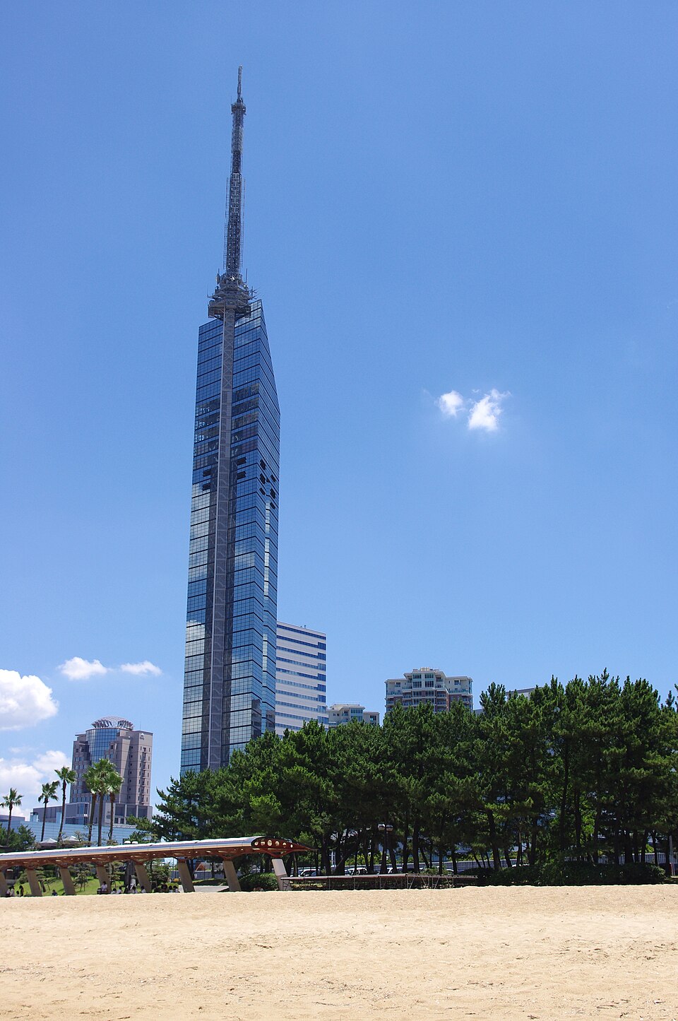 百道浜から見た福岡タワーの全景