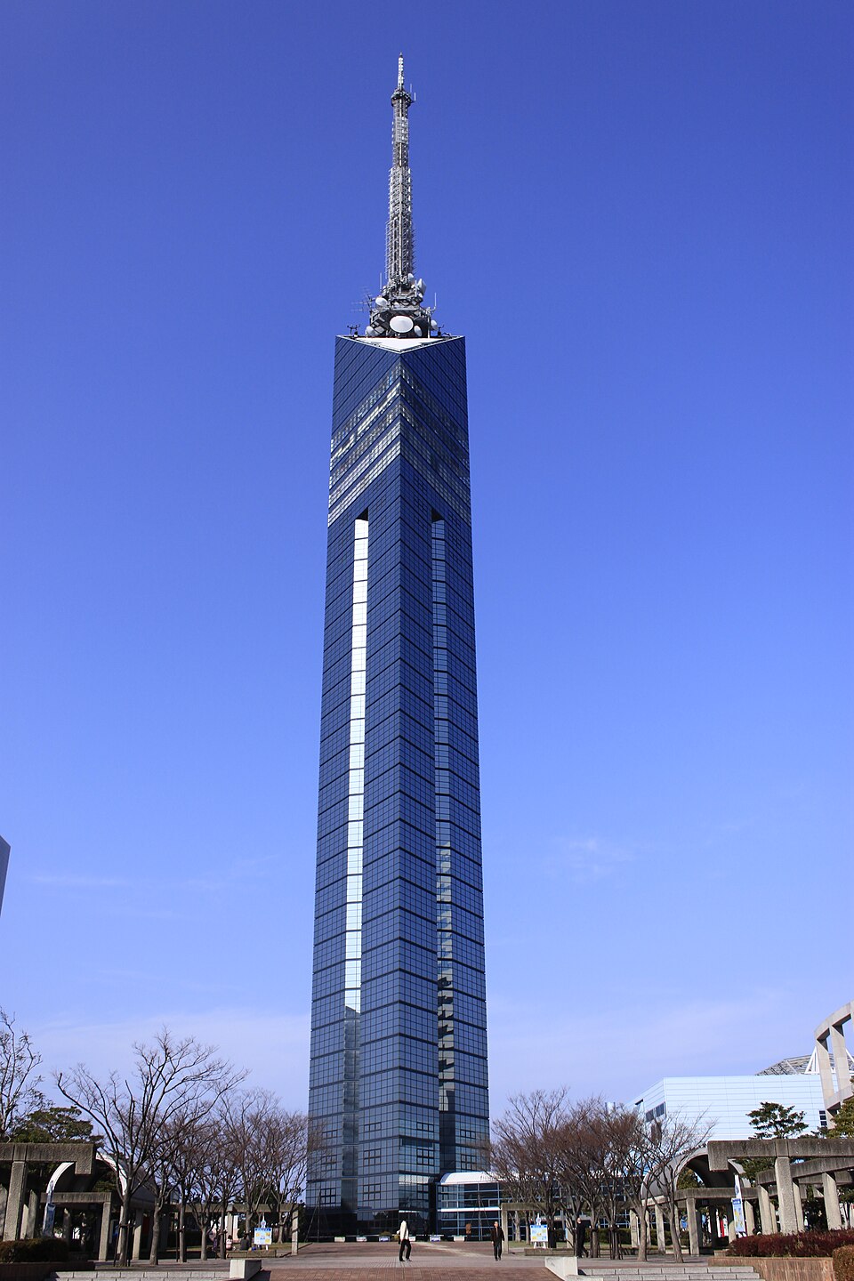 青空の福岡タワー