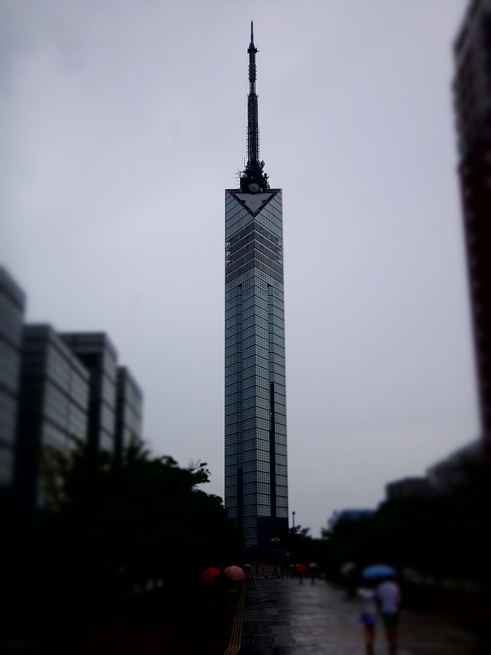 雨天の福岡タワー全景