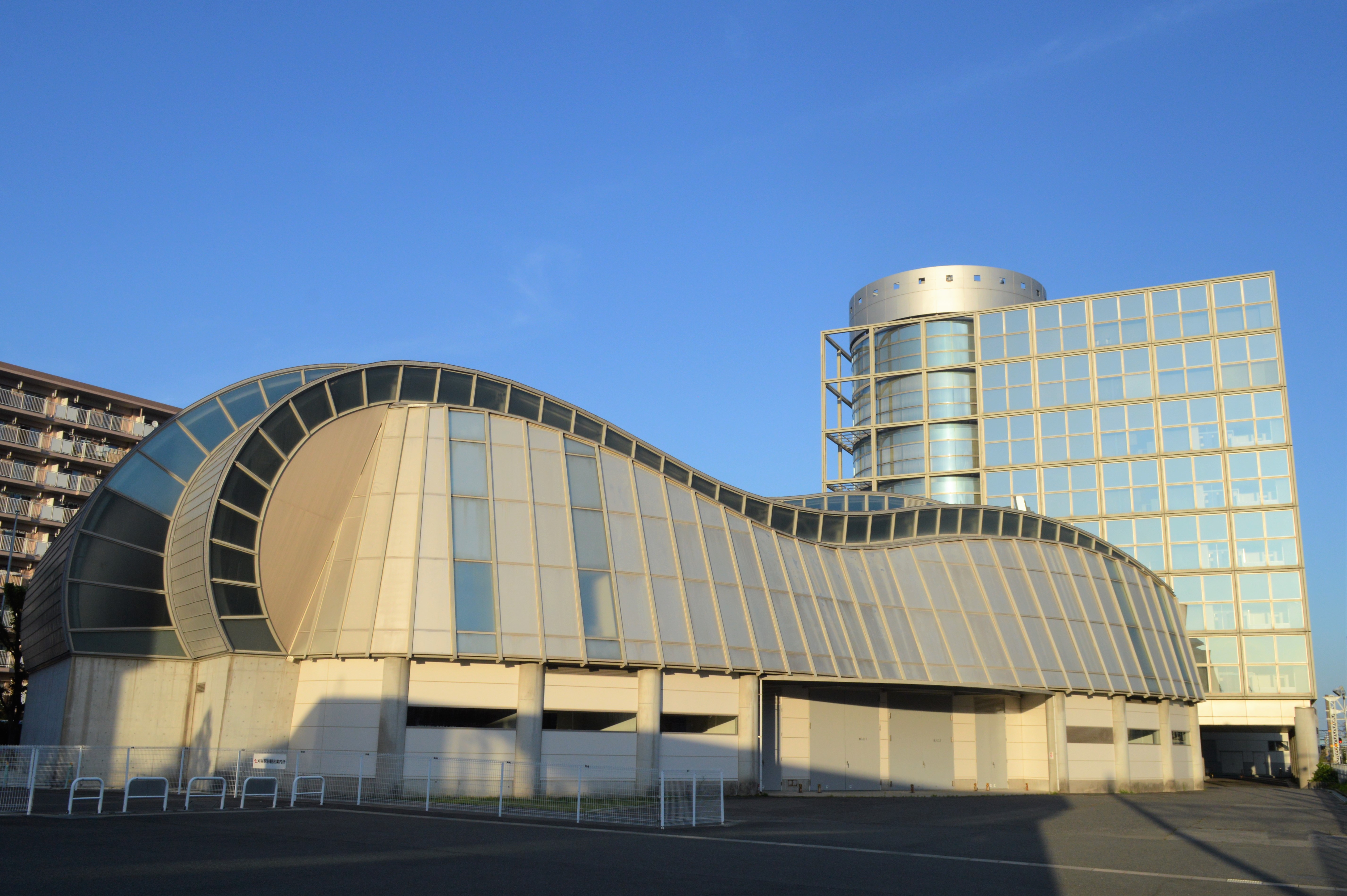 刈谷市産業振興センターの外観（夕景）