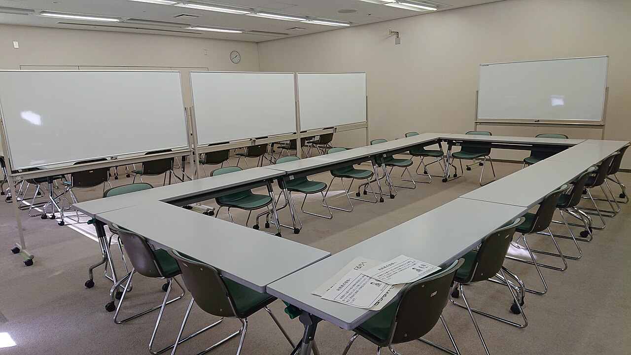 愛知県女性総合センター（ウィルあいち）の会議室（ロの字配置）