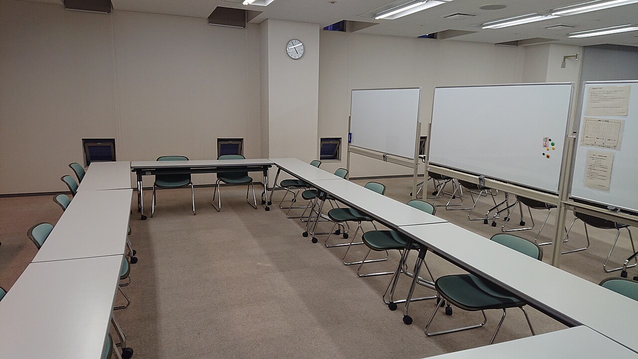 愛知県女性総合センター（ウィルあいち）の会議室（ホワイトボード側）
