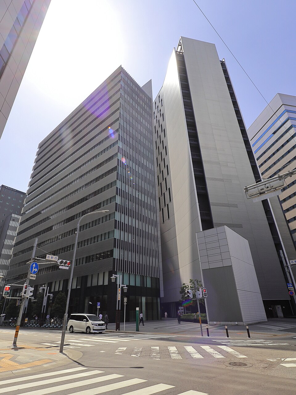 ウインクあいちと名古屋クロスコートタワーの外観