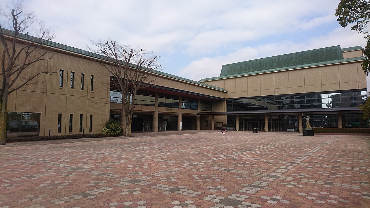 半田市福祉文化会館（雁宿ホール）の正面外観