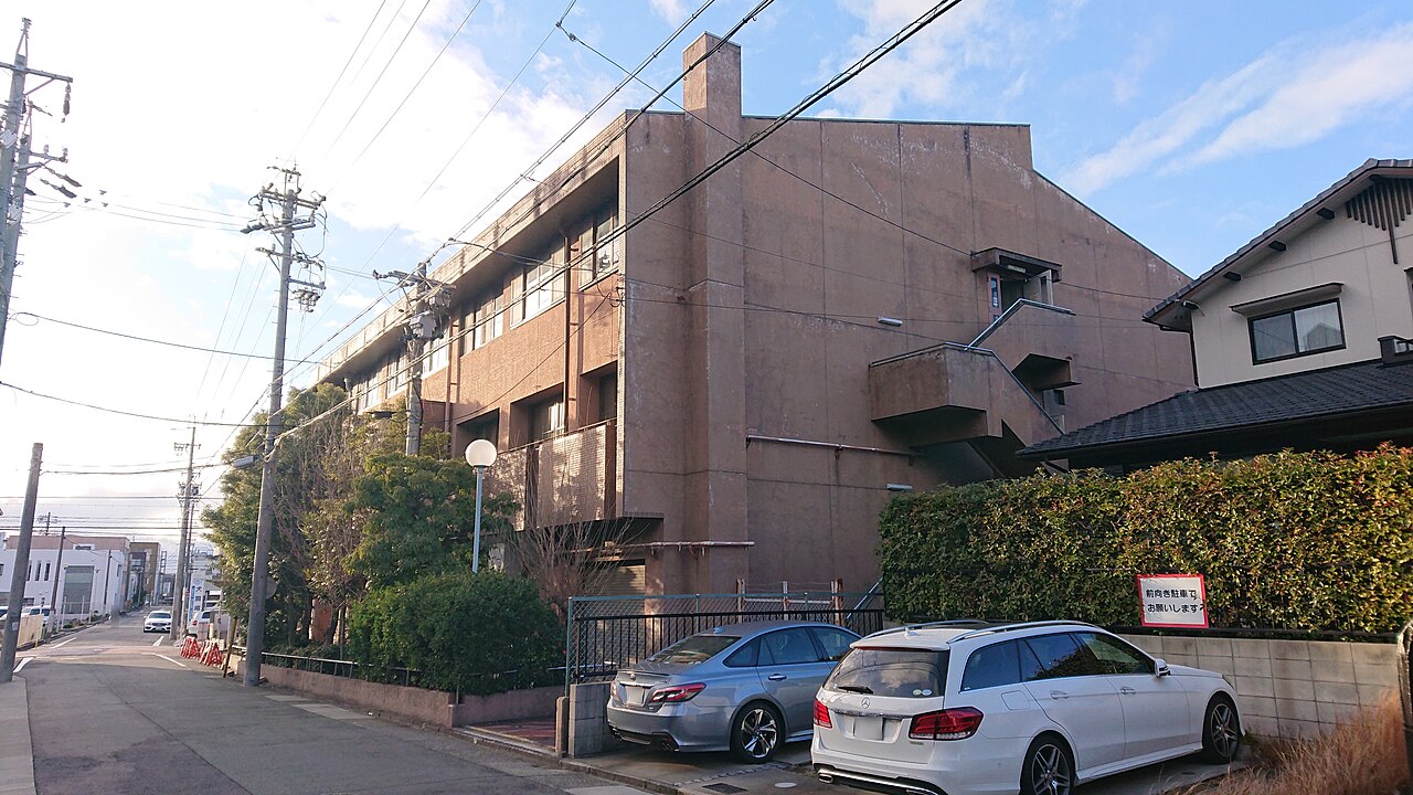名古屋市昭和生涯学習センターの側面外観