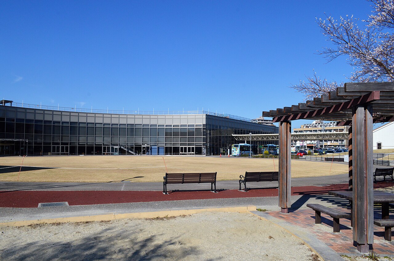 イーストプラザいこまい館と広場