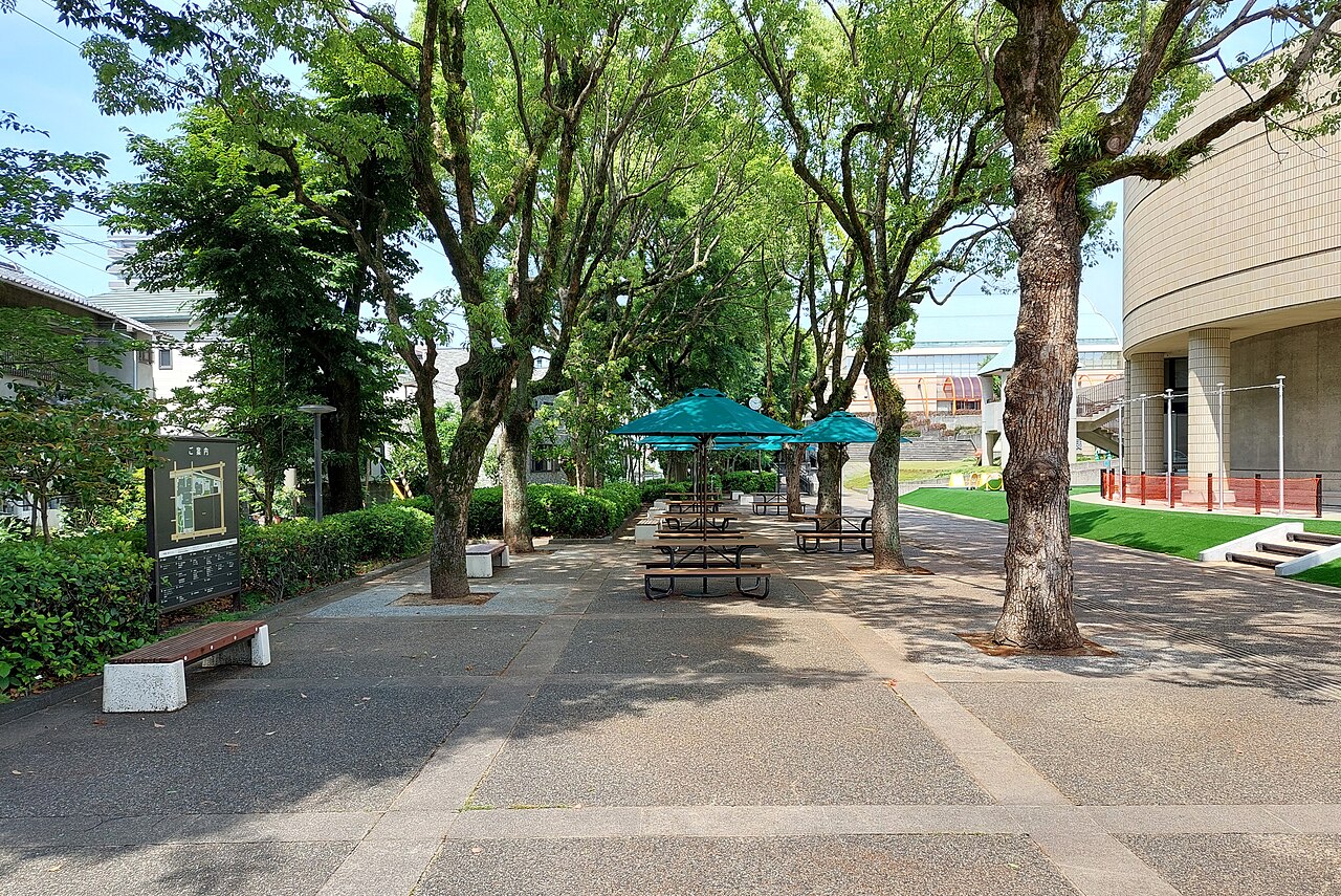松山市総合コミュニティセンターの中庭