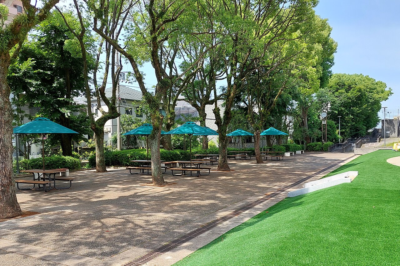 松山市総合コミュニティセンターの中庭