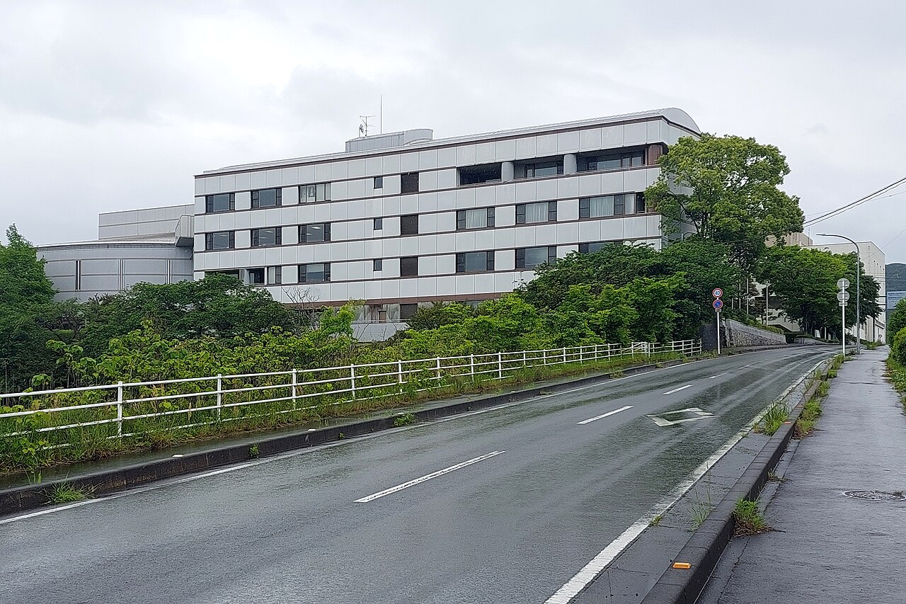 愛媛県生涯学習センターの側面外観