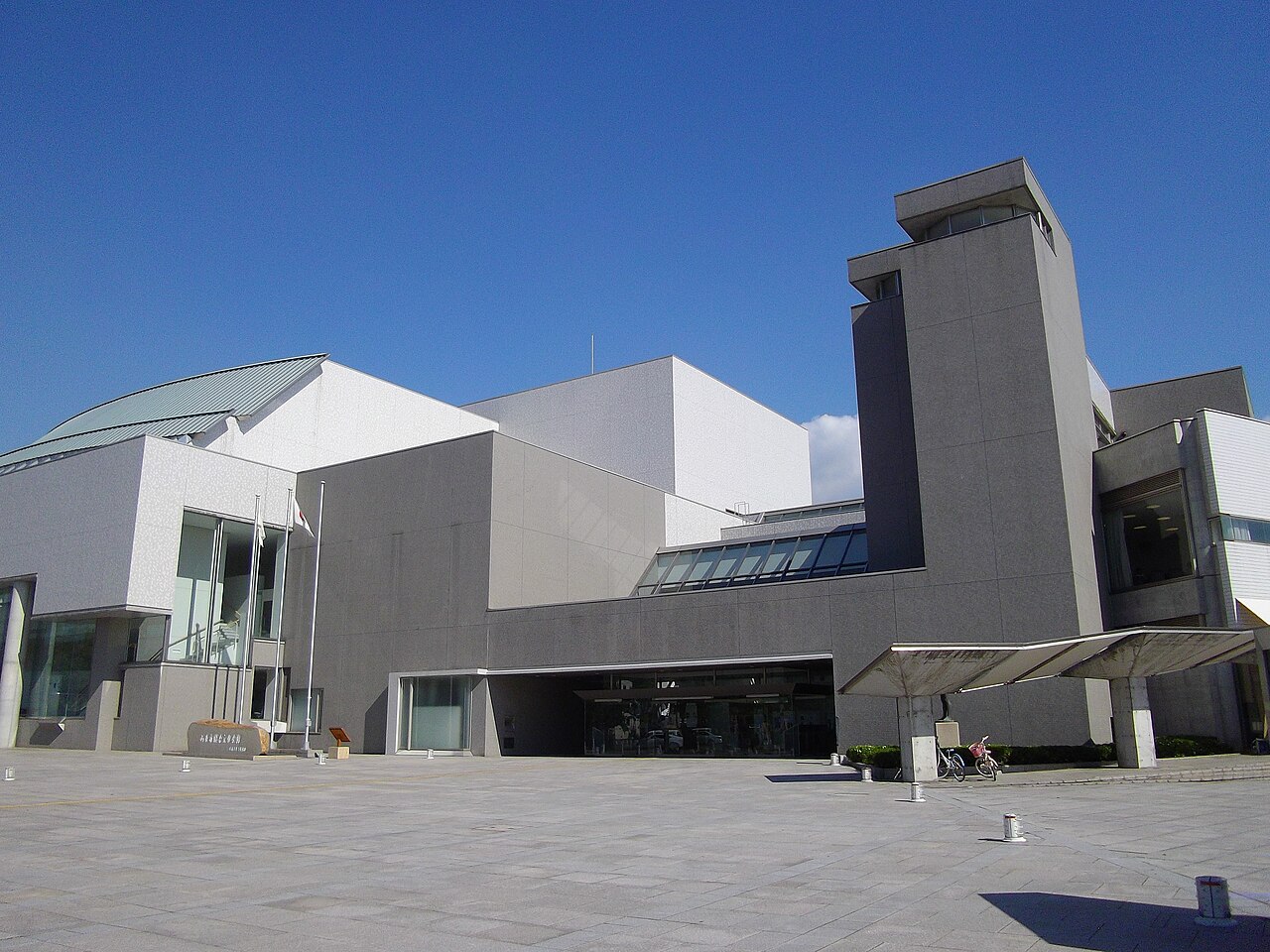 西条市総合文化会館の外観