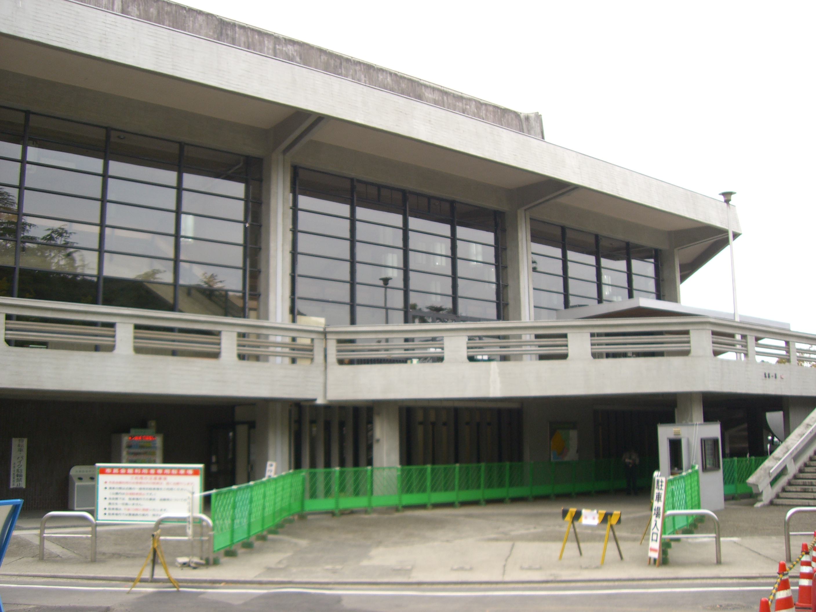 松山市民会館の外観