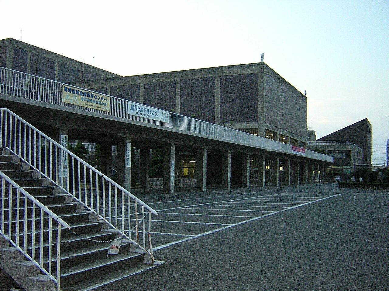 新居浜市市民文化センターの外観と施設名表示