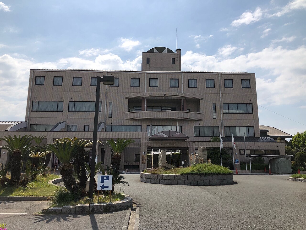 西条市地域創生センターの正面全景