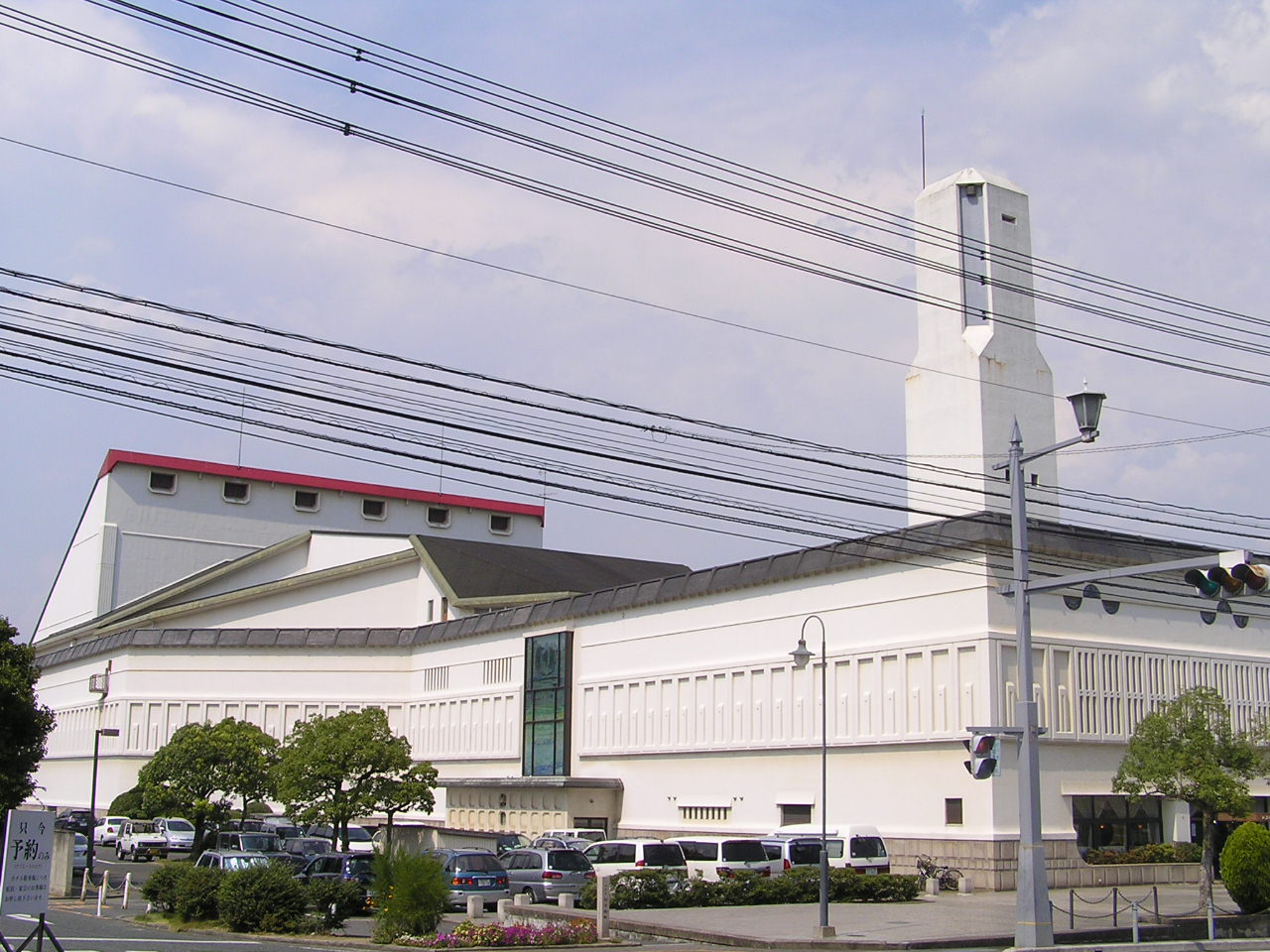 倉敷市民会館の側面と塔