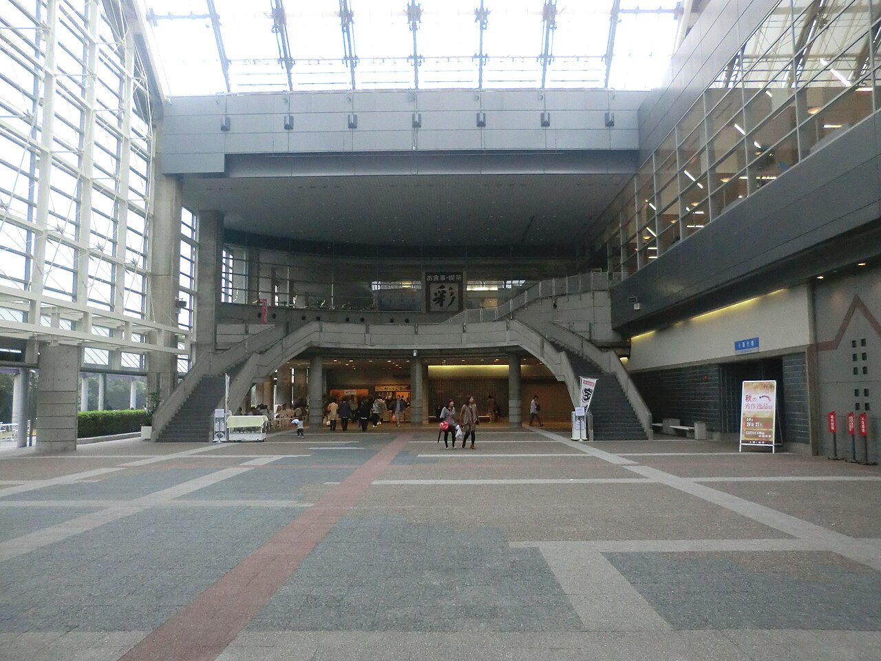 コンベックス岡山の交流広場（別角度）