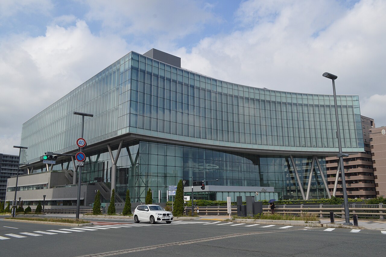 アイーナの外観と施設サイン
