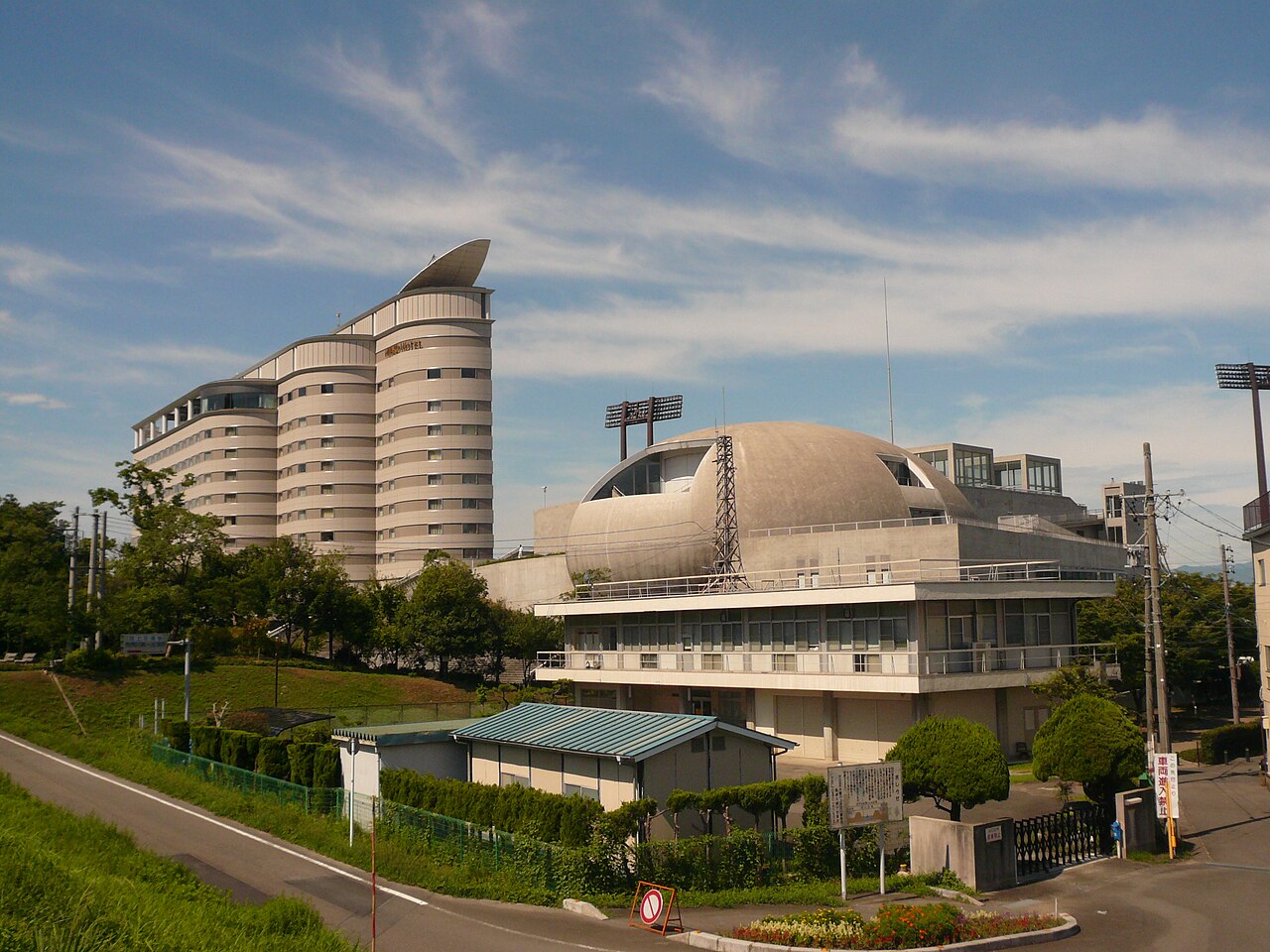 長良川国際会議場と周辺施設の外観