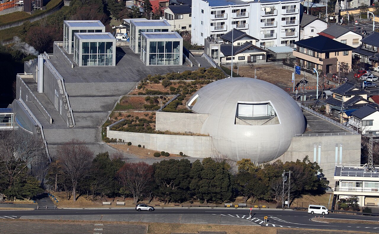 金華山から見た長良川国際会議場