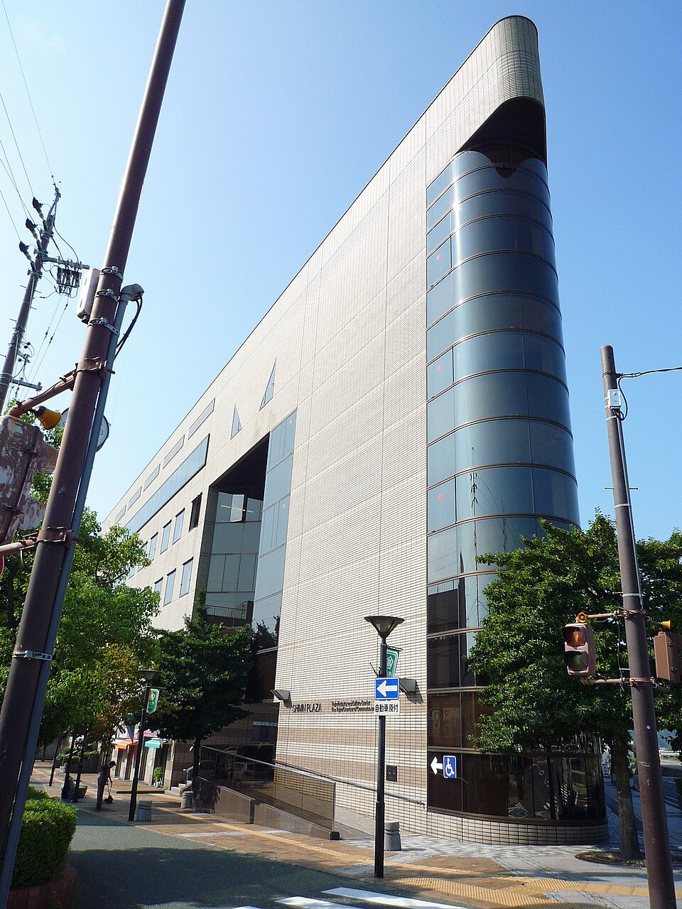 多治見市産業文化センターの別角度外観