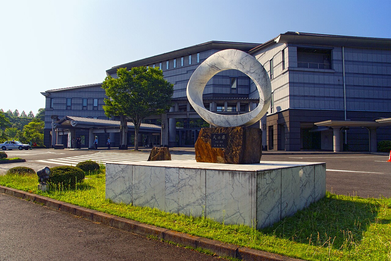 仙台国際センターの外観と彫刻
