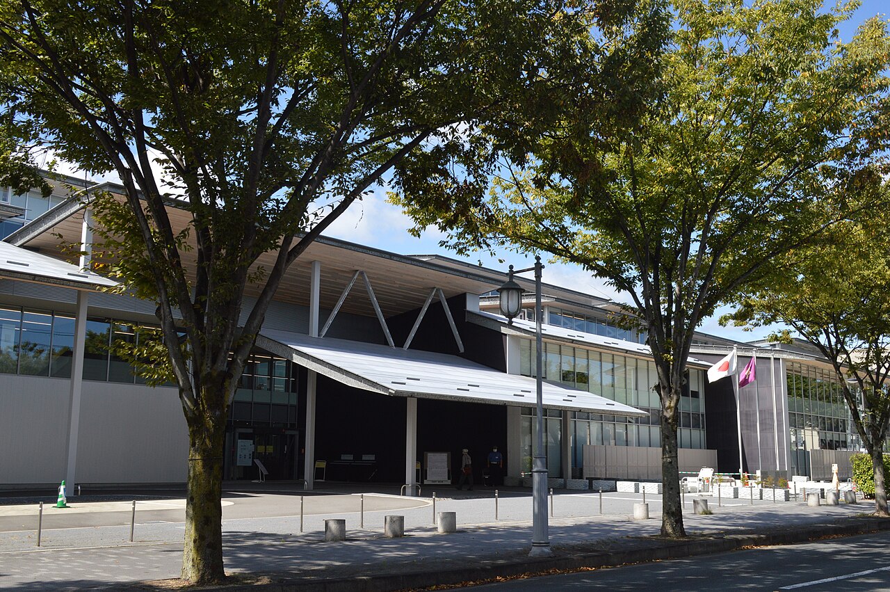 京都府立京都学・歴彩館の外観と植栽