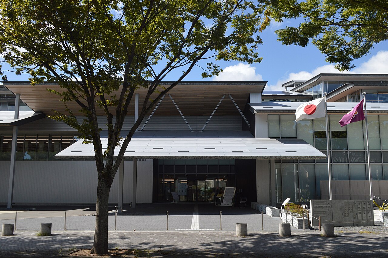 京都府立京都学・歴彩館の外観と屋根