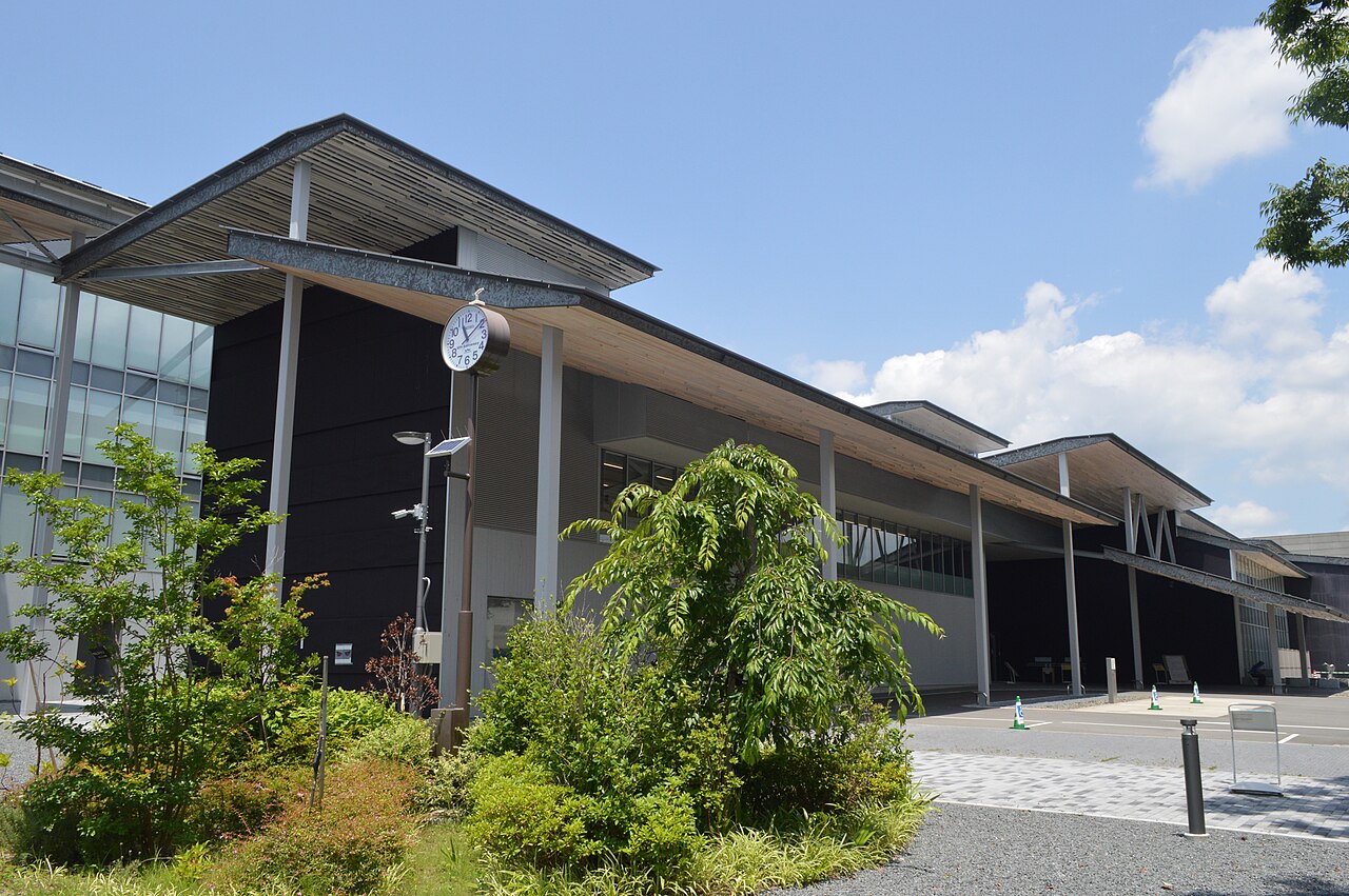 京都府立京都学・歴彩館の正面外観と時計