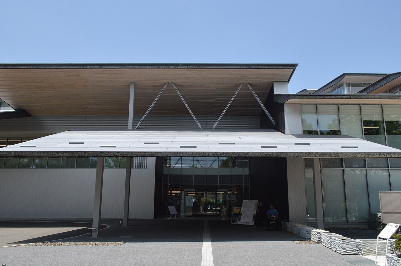 京都府立京都学・歴彩館の外観別角度