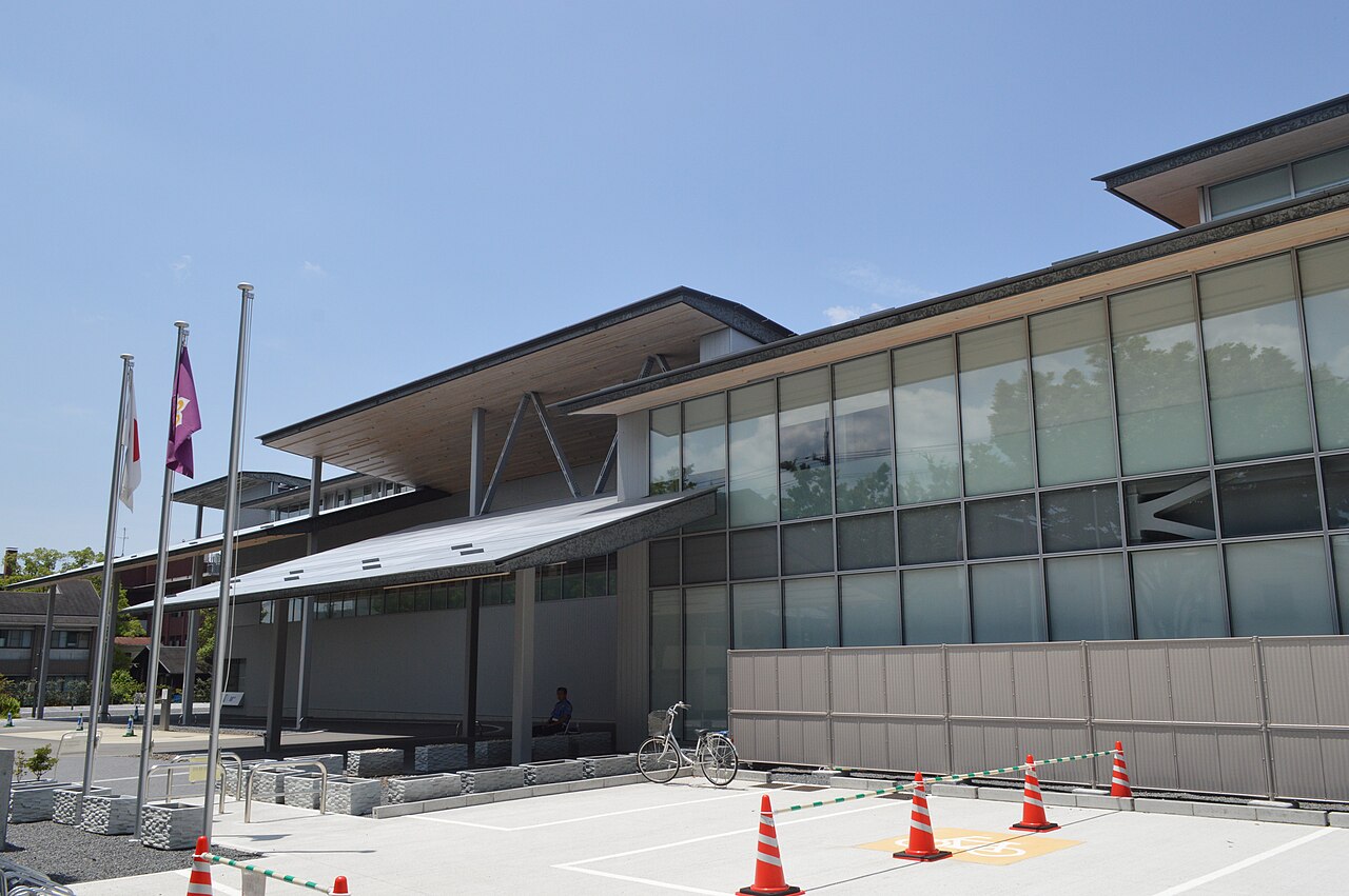 京都府立京都学・歴彩館の外観と前庭