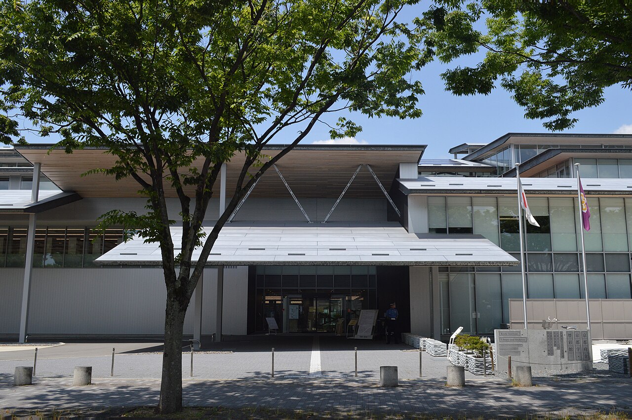 京都府立京都学・歴彩館の建物外観