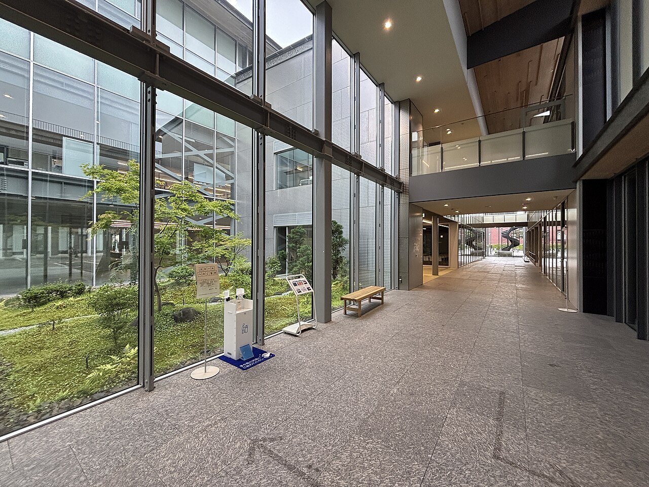 京都府立京都学・歴彩館の館内回廊