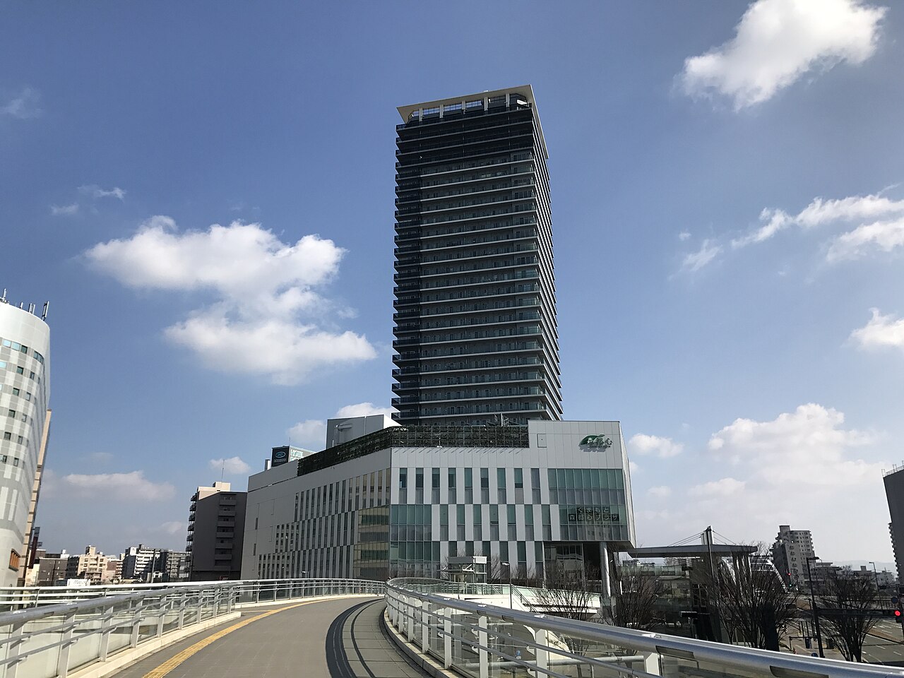 熊本駅白川口前のくまもと森都心プラザ外観