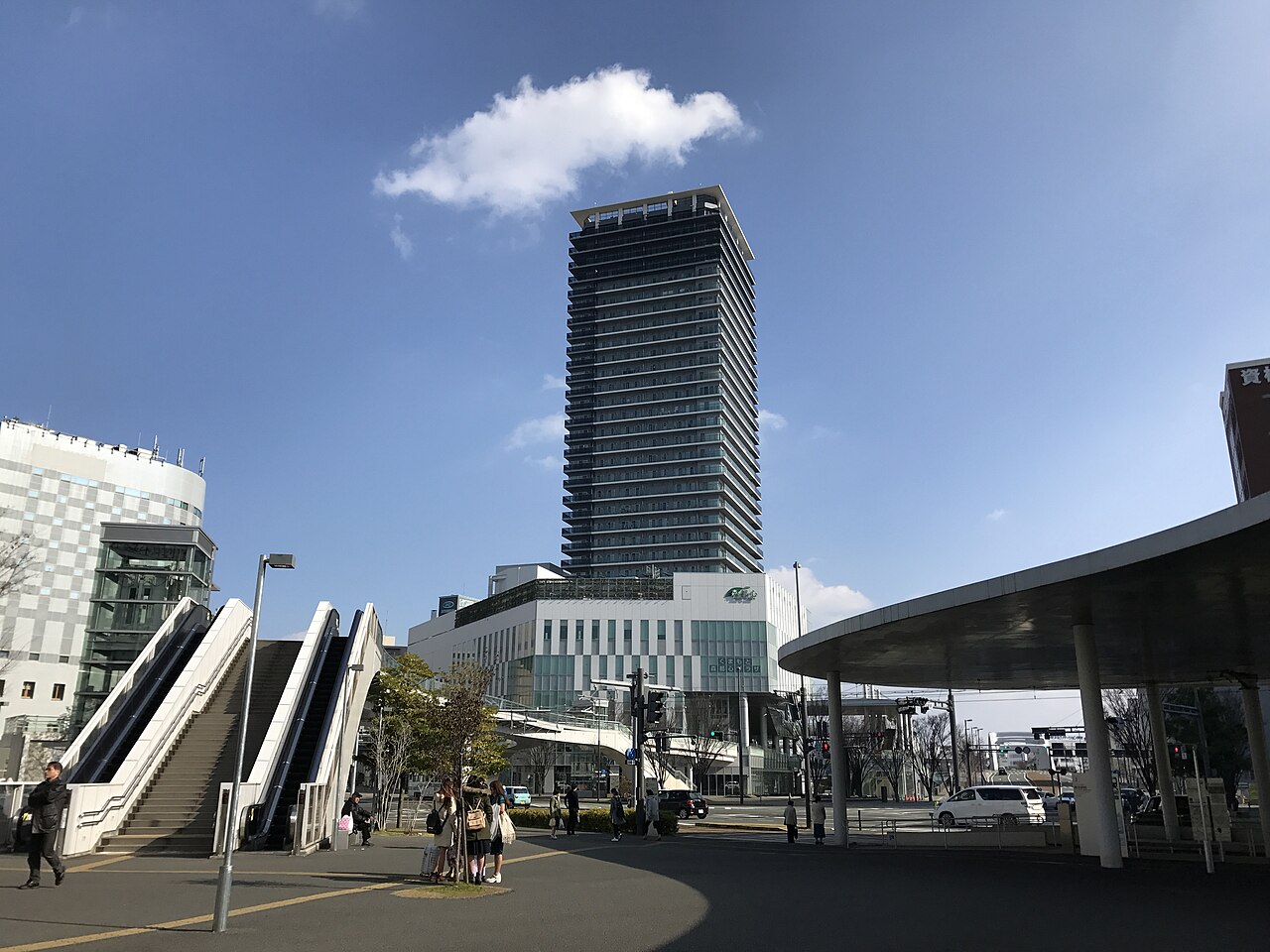 熊本駅前から見たくまもと森都心プラザ外観