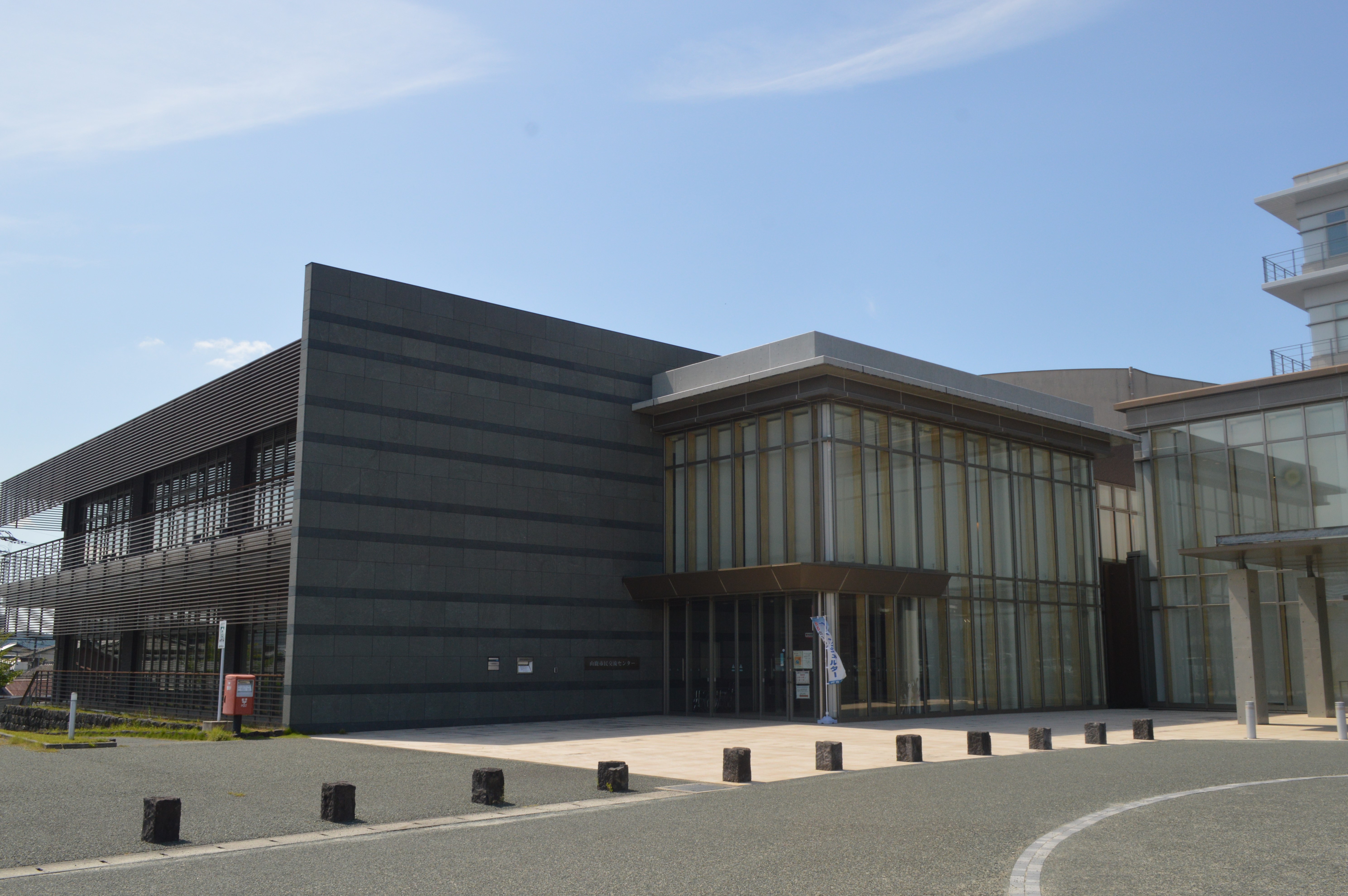 山鹿市民交流センターの正面外観