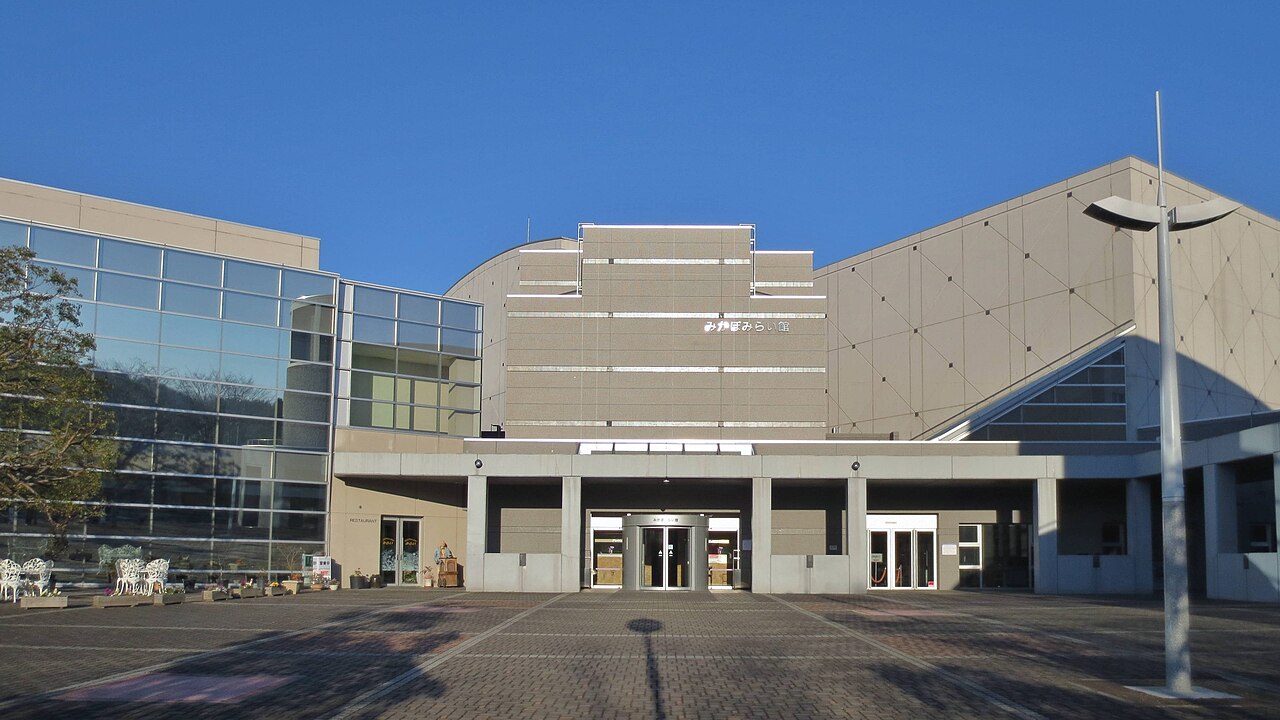 藤岡市みかぼみらい館の正面外観