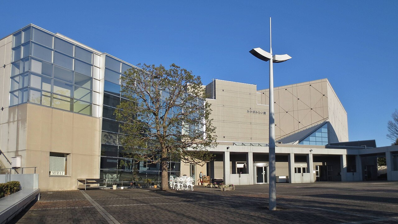 藤岡市みかぼみらい館の別角度外観