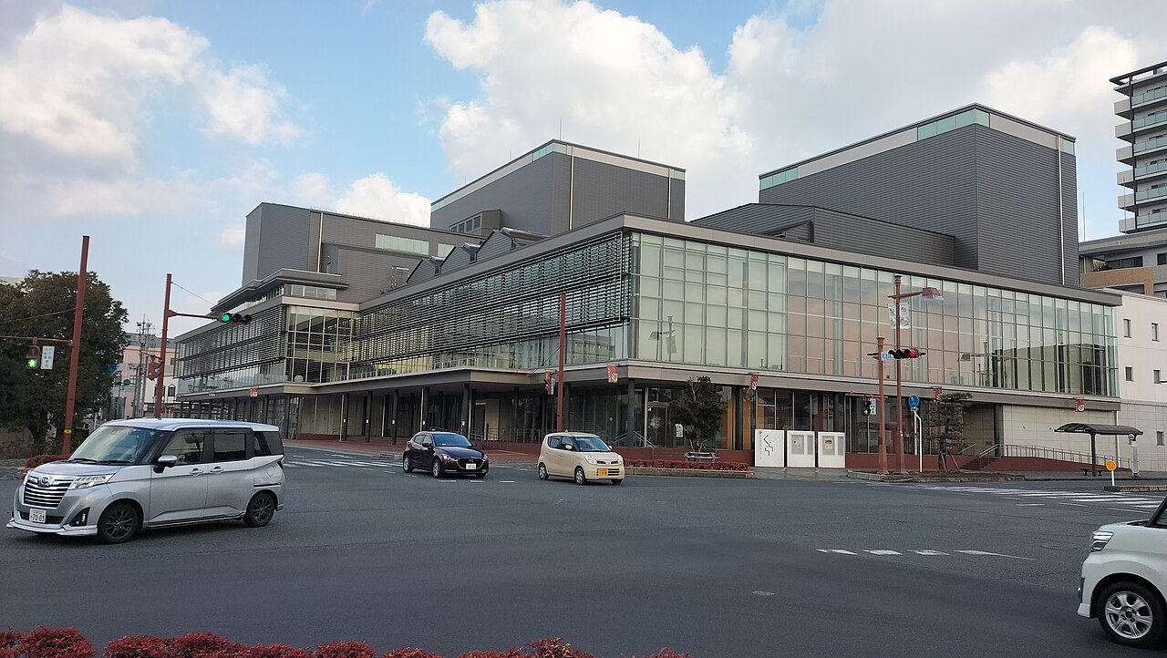 東広島芸術文化ホールくららの全景