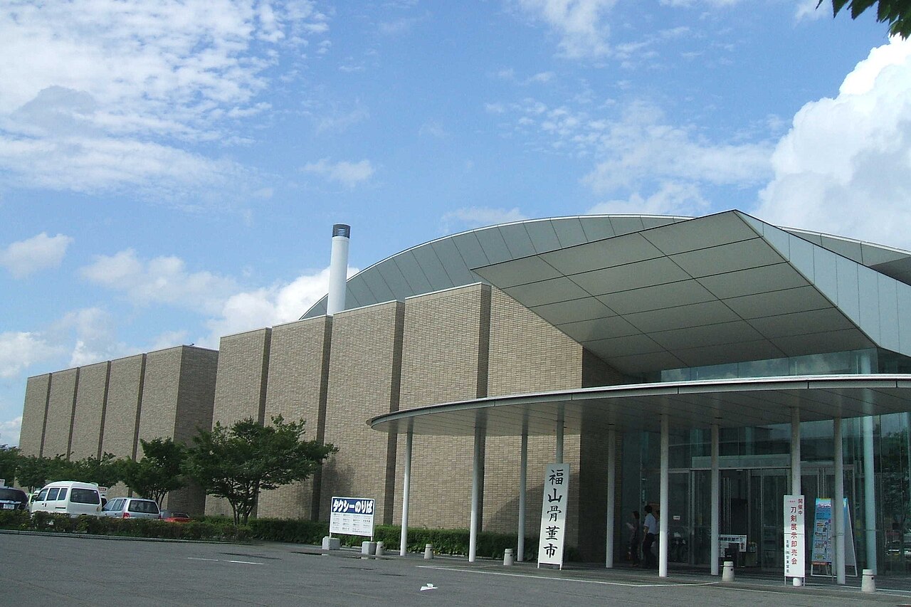 広島県立ふくやま産業交流館（ビッグ・ローズ）の正面入口
