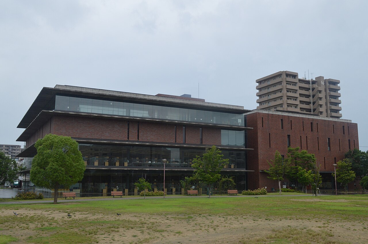 福山市生涯学習プラザ（ローズコム）の外観と中央公園